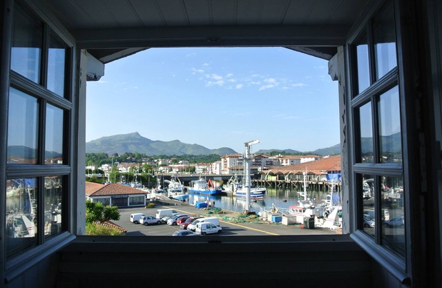 Charming apartment overlooking the port of St Jean de Luz and the mountains