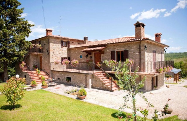 Charming apartment in Caprese Michelangelo, shared pool.
