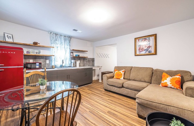 Charming Apartment Mins to Airport & Downtown