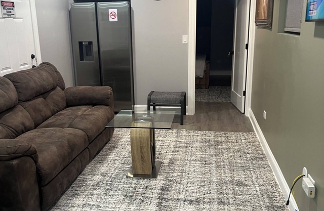 Charming apartment with AC in vibrant Chicago. A 1-bedroom + a living room