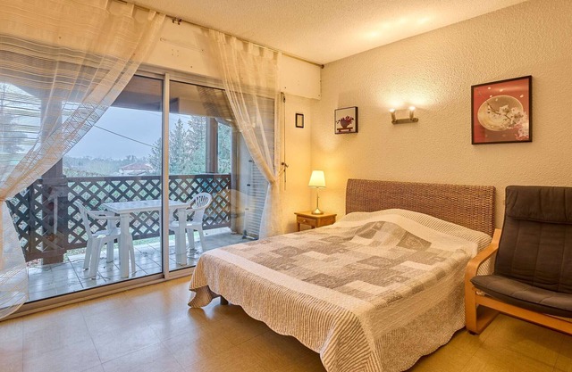 Charming bright T1 with balcony and parking, for 2 people