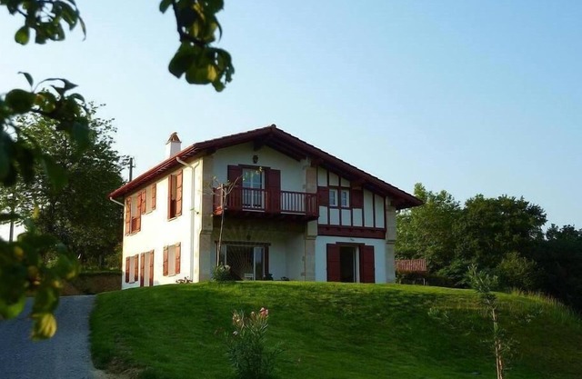 CHARMING BASQUE HOUSE ON 6500 M2