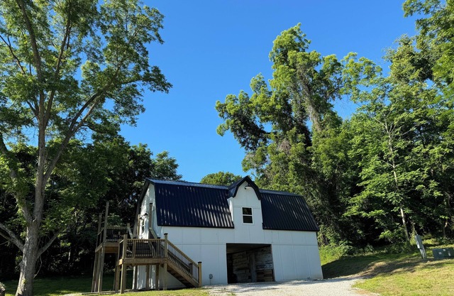 Charming barn in Glasgow, modern amenities, private setting close to downtown