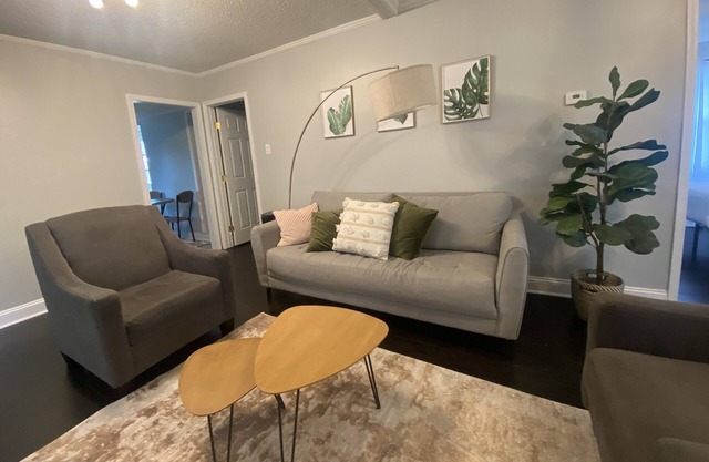 Charming Bungalow close to KC Attractions!