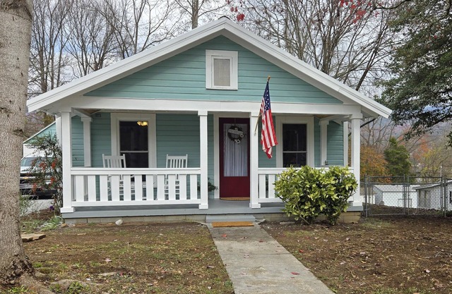 Charming Bungalow in Downtown Andrews I Explore-Shop-Eat