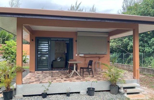 Charming bungalow in peaceful property with WiFi, AC in Fare, Huahine