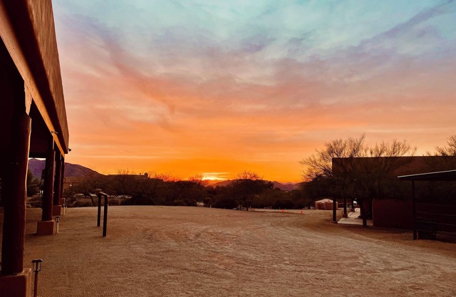 Charming Bunkhouse Studio on a quiet western Ranch in a Cave Creek neighborhood.