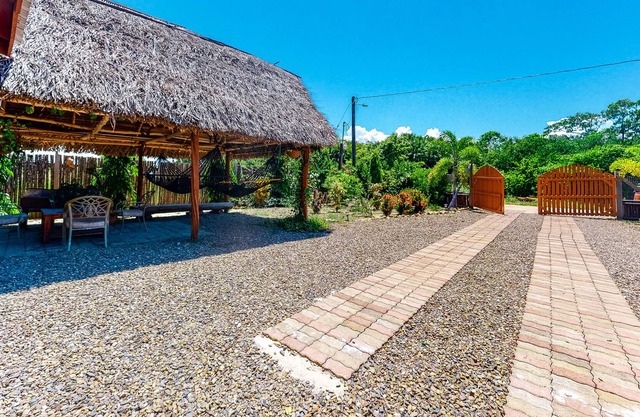 Charming cabana w/balcony, hammocks, WiFi, AC & shared BBQ - walk to beach clubs
