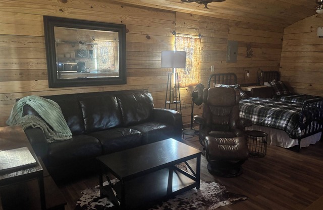 Charming cabin close to Malmaison Wildlife Refuge, and McIntyre Scatters