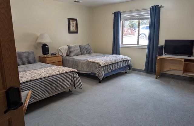 Charming cabin with 1 bedroom and WiFi, AC in serene Custer