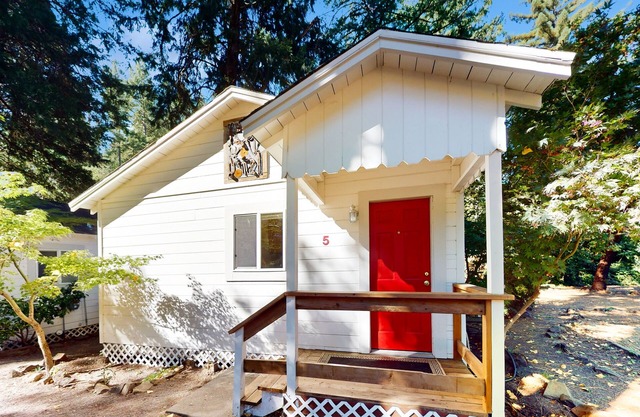 Charming Cabin with 2 bedrooms. King bed and Queen Bed, 65" TV, Recliners, Deck