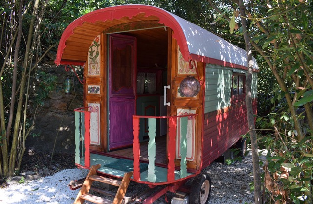 Charming caravan in a green setting near the beach
