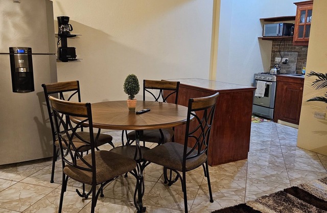 Charming Castle Berry 1-bedroom apartment unit 206 with WiFi, AC in Brighton