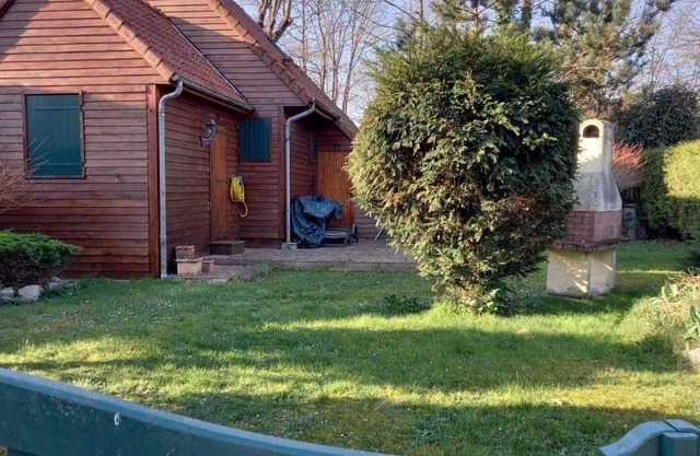 Charming Chalet with Terrace and Garden, 5km from Beach in Peaceful Park