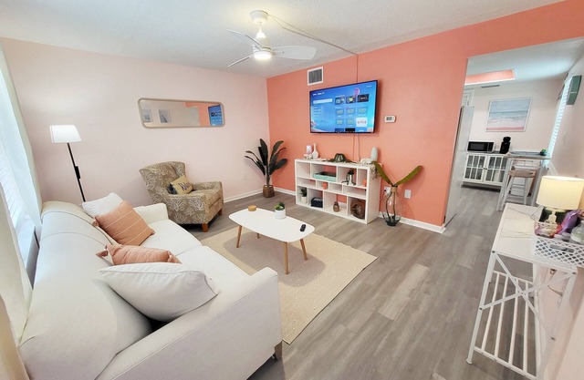 Charming Chic Getaway - 2 min. Walk to Beach, Restaurants, & Shops