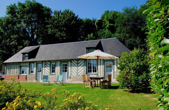 Charming classic country house in Honfleur, with garden, minutes from the sea.