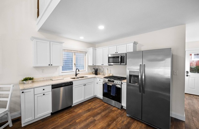 Charming cottage in Lakeside near Cherry Park and the lake!