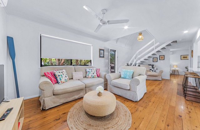 Charming Coastal Cottage - Pet Friendly, Boat Parking, Walk to Beach & Shops