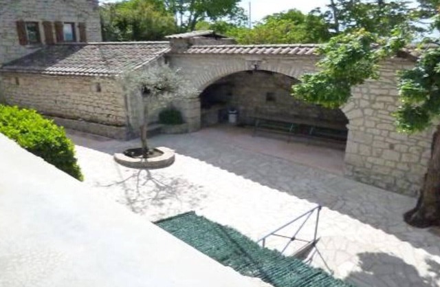Charming comfortable stone cottage, swimming pool, playground, tennis court