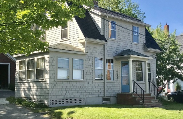 Charming, Comfortable and Convenient, near everything midcoast has to offer