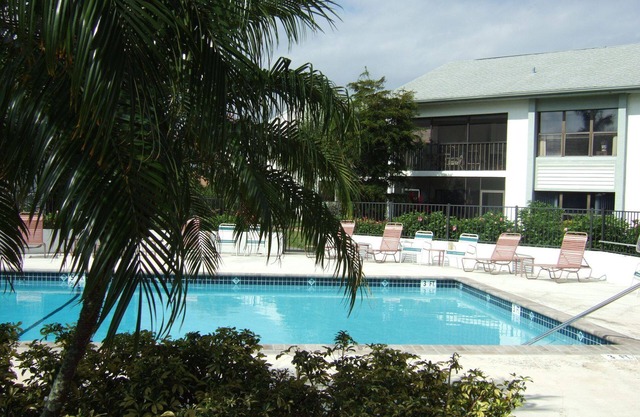 Charming Condo in awesome location for shopping, dining, entertainment, beach