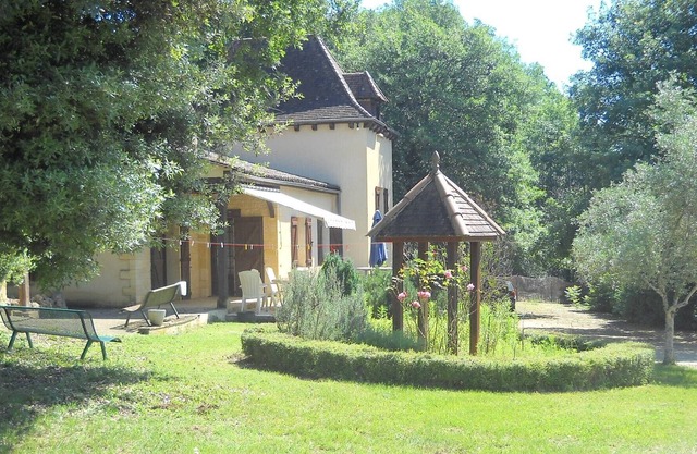 CHARMING COTTAGE WITH HUGE GARDEN AND PRIVATE FENCED POOL 500m FROM BEYNAC