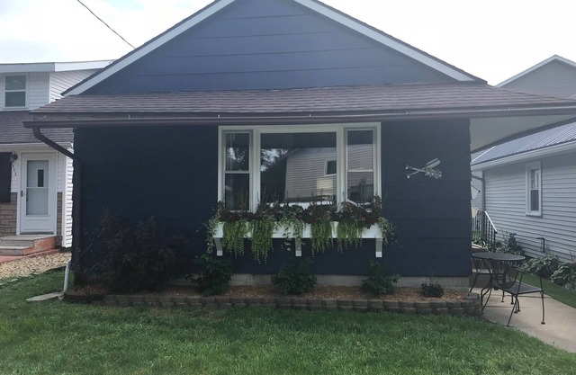 Charming Cottage - 1 block from boat launch/trailer parking, 2 blocks from Surf