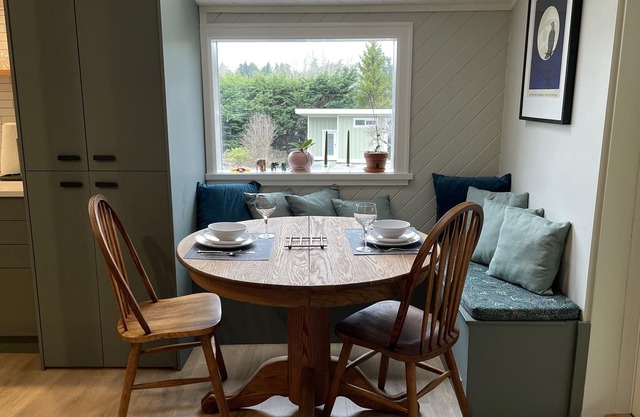 Charming Cottage Centrally LocatednBusiness Licence #28949