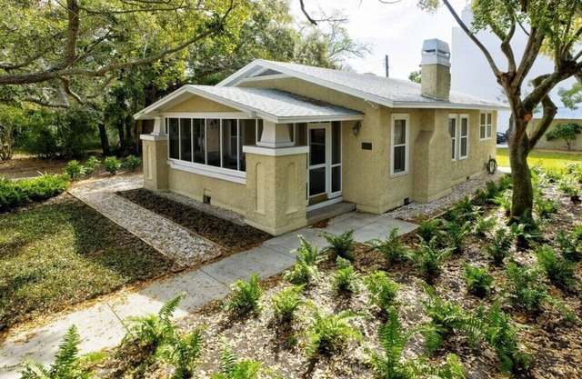 Charming Cottage DOWNTOWN SARASOTA. MINUTES FROM SIESTA KEY!