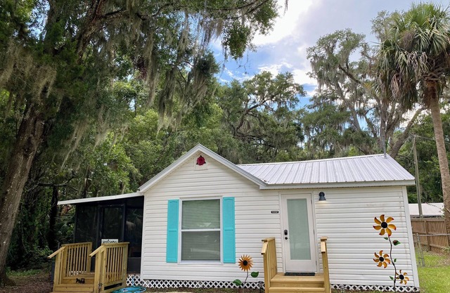 Charming cottage in Yankeetown, Florida