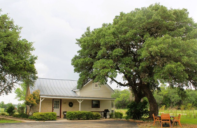 Charming Cottage on Private Estate-2 min to Main St! WiFi, Pool, Grill