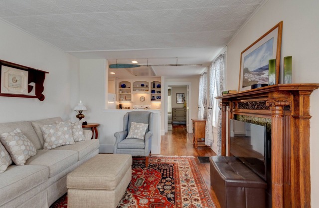 Charming Cottage on quiet street in Historic Eastport