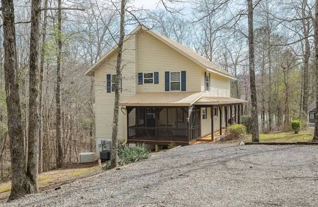 Charming cottage on Smith Lake with private dock.