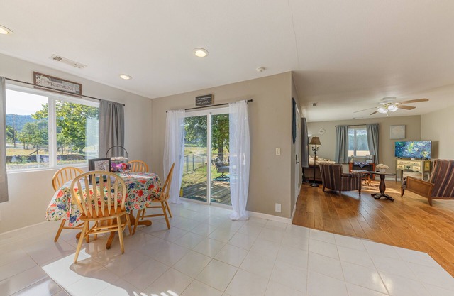 Charming Cottage near historic Jacksonville. Wi-Fi, fenced pet area.