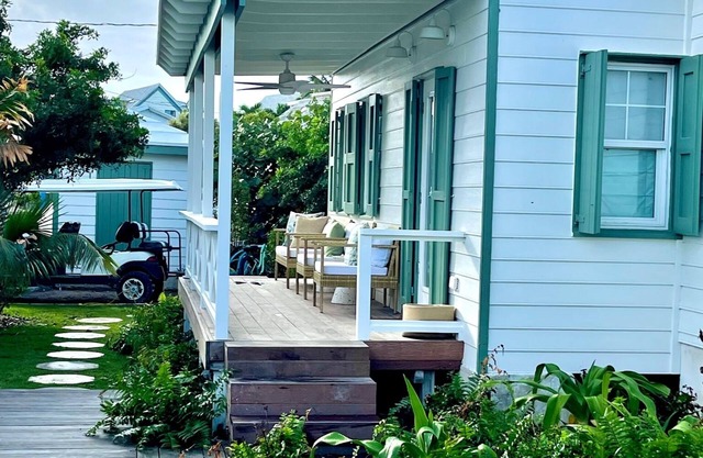 Charming Cottage w/pool- in the highly desired settlement