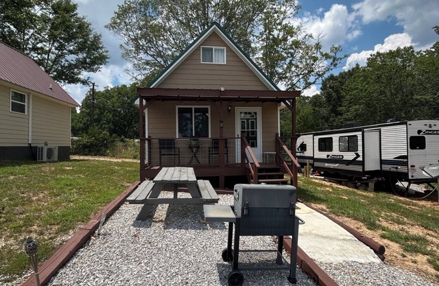 Charming cottage with AC, Pet-friendly, 4 guests, 3 miles from West Point Laken