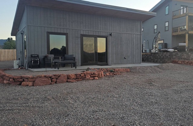 Charming cottage with pool, spa, WiFi and AC in enchanting Cottonwood