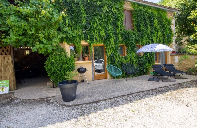 Charming Cottage with Fireplace, Terrace, and Close to Dordogne Attractions