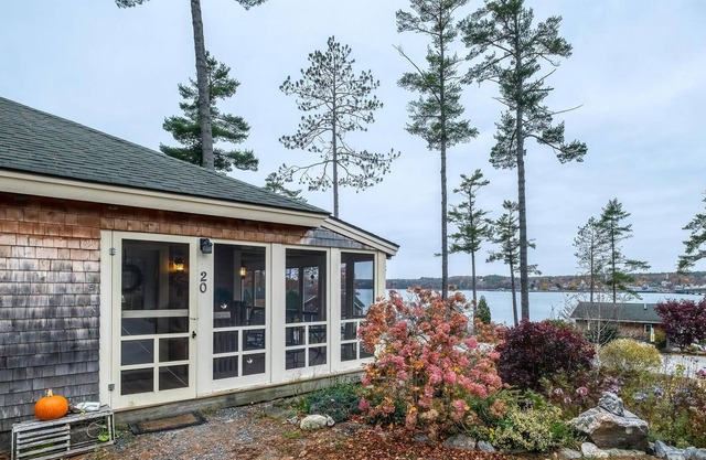 Charming Cottage With Water View