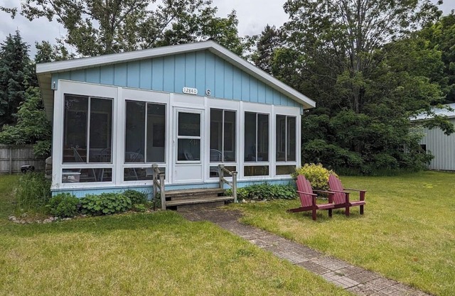 Charming cottage with shared beachfront on Grand Traverse Bay near Northport.