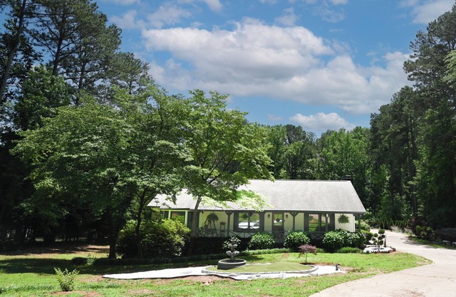 Charming country style 3-bedroom house in fabulous Suwanee with AC, WiFi
