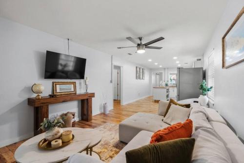Charming, cozy 3 bedroom house, walking distance to down town