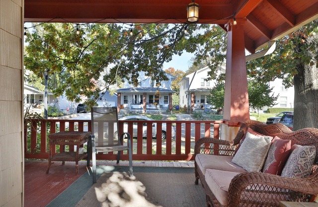 Charming Crafstman home in Clintonville with fenced yard