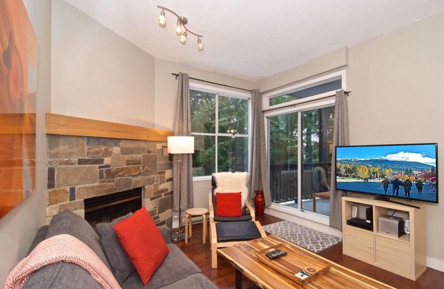 Charming Creekside Townhouse. Easy WALK to the Gondola. Professionally Managed + Cleaned