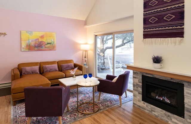 Charming Crestone Mountain Cottage- 1 mile from town!