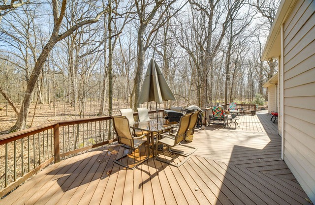 Charming Crete Home w/Hot Tub, Deck & Fire Pit