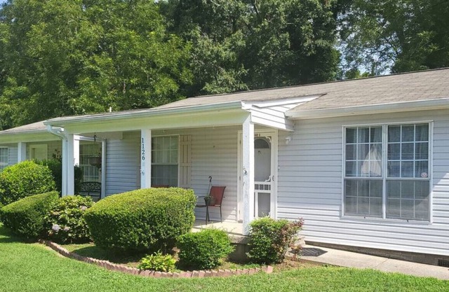 Charming Cul-de-sac Home, Outdoor Patio, Yard, WiFi, 30 Min from Downtown Atlanta