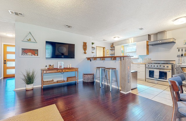Charming dog-friendly home with an enclosed yard, covered patio, W/D, & AC