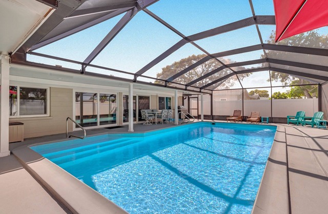 Charming dog-friendly house with heated pool, well-equipped kitchen, grill, & AC