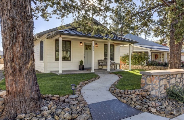Charming downtown bungalow on Park Avenue